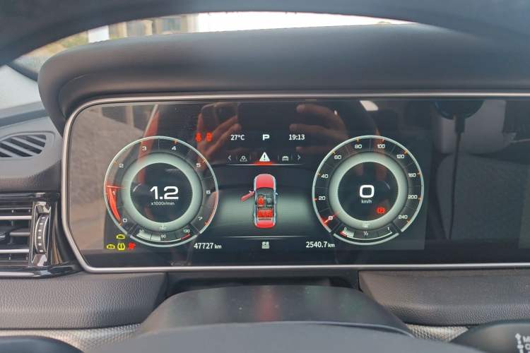 Used Hongqi HS5 2022 Facelifted Version 2.0T Smart Connect Flagship All-Wheel-Drive Edition Instrument Cluster