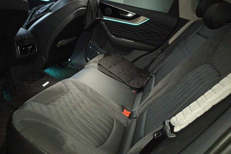 Used Hongqi HS5 2022 Facelifted Version 2.0T Smart Connect Flagship All-Wheel-Drive Edition Left Rear Seat