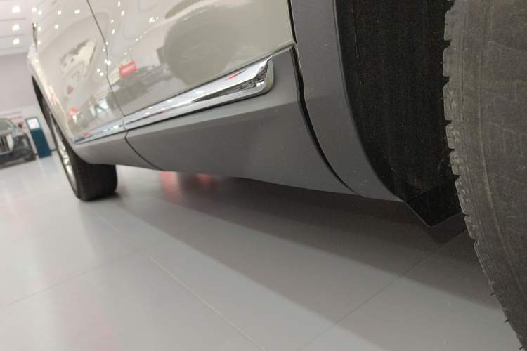 Used Hongqi HS5 2022 Revised Version 2.0T Smart Connect Flagship Edition Left Side Sill