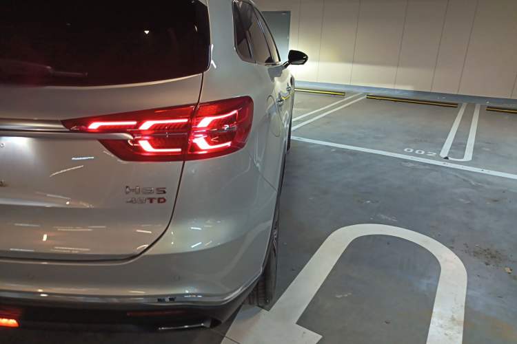Used Hongqi HS5 2022 Facelifted Version 2.0T Smart Connect Flagship All-Wheel-Drive Edition Right Rear Taillight
