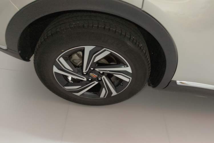 Used Hongqi HS5 2022 Revised Version 2.0T Smart Connect Flagship Edition Right Rear Wheel Hub
