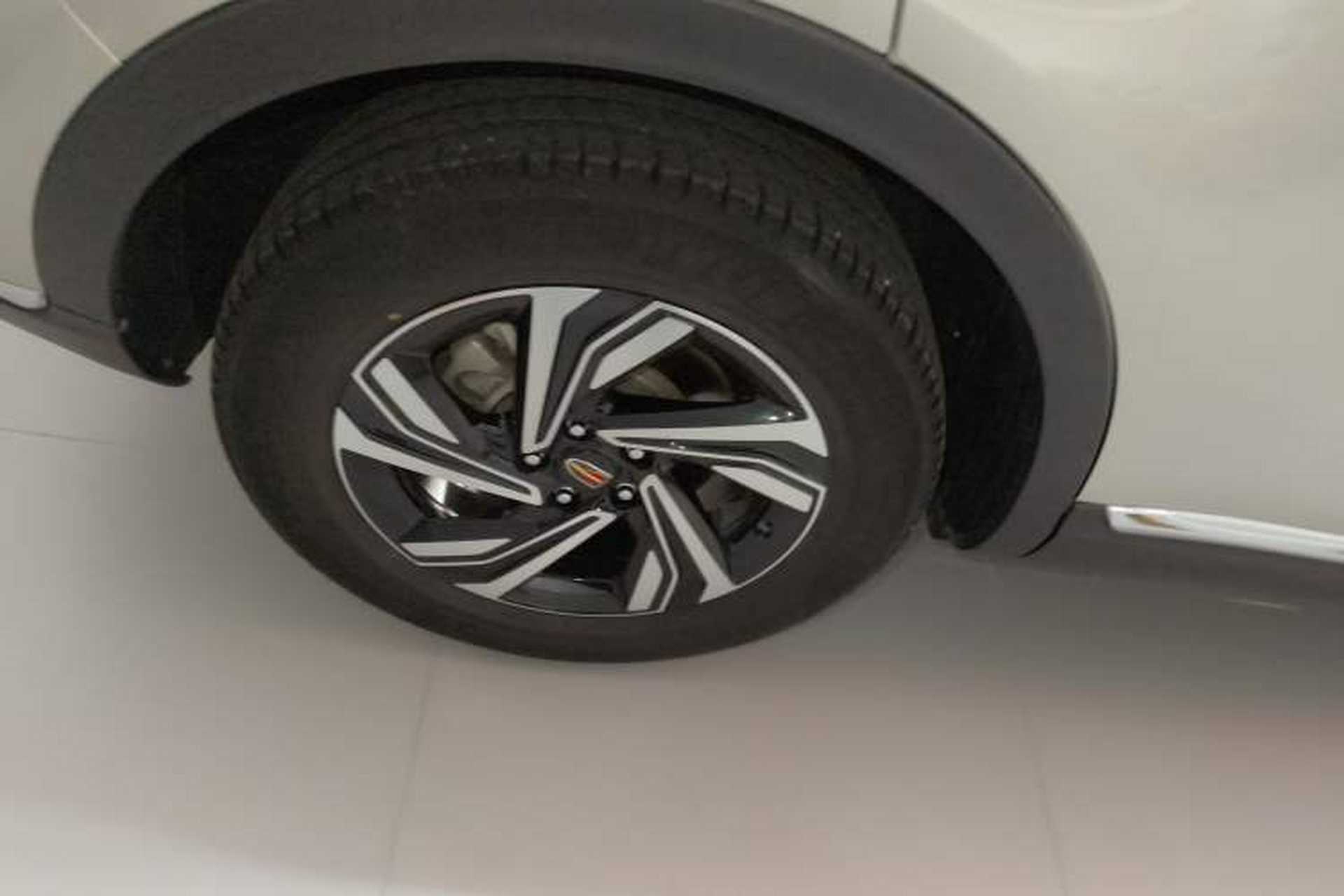 Used Hongqi HS5 2022 Revised Version 2.0T Smart Connect Flagship Edition Right Rear Wheel Hub