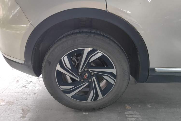 Used Hongqi HS5 2022 Revised Version 2.0T Smart Connect Flagship Edition Right Rear Wheel Hub