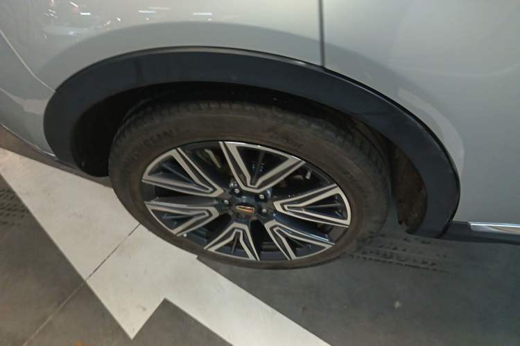 Used Hongqi HS5 2022 Facelifted Version 2.0T Smart Connect Flagship All-Wheel-Drive Edition Right Rear Wheel Hub