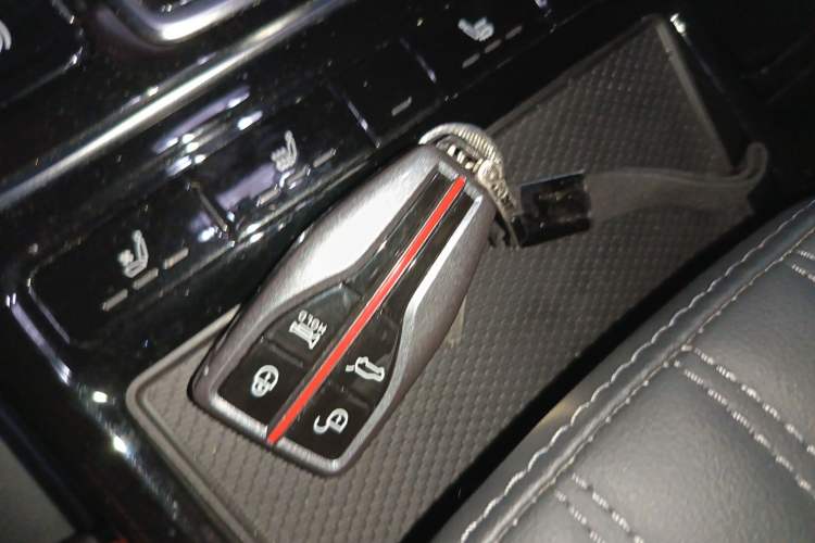 Used Hongqi HS5 2022 Facelifted Version 2.0T Smart Connect Flagship All-Wheel-Drive Edition Vehicle Key