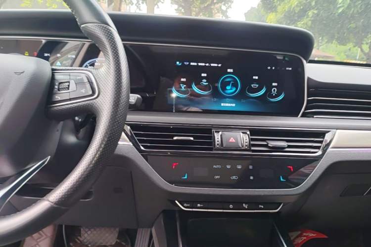 Used Hongqi HS5 2022 Revised Version 2.0T Smart Connect Flagship Edition Audio And AC Panel