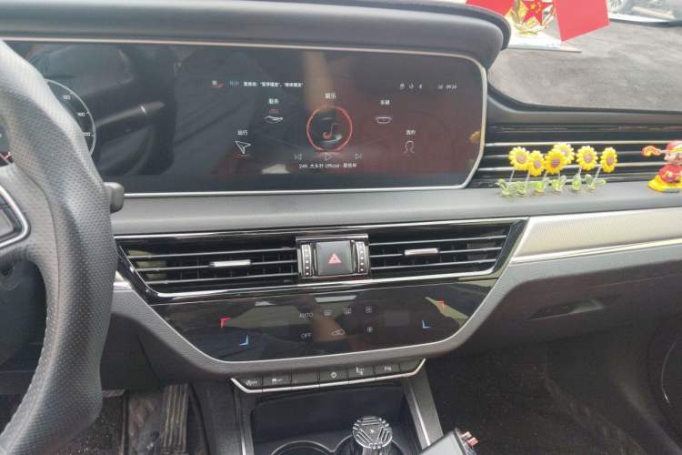 Used Hongqi HS5 2022 Revised Version 2.0T Smart Connect Flagship Edition Audio And AC Panel