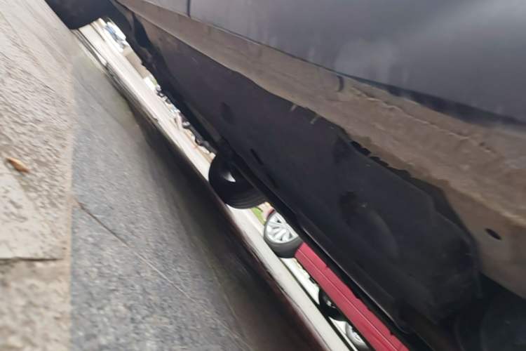Used Hongqi HS5 2022 Revised Version 2.0T Smart Connect Flagship Edition Left Side Sill