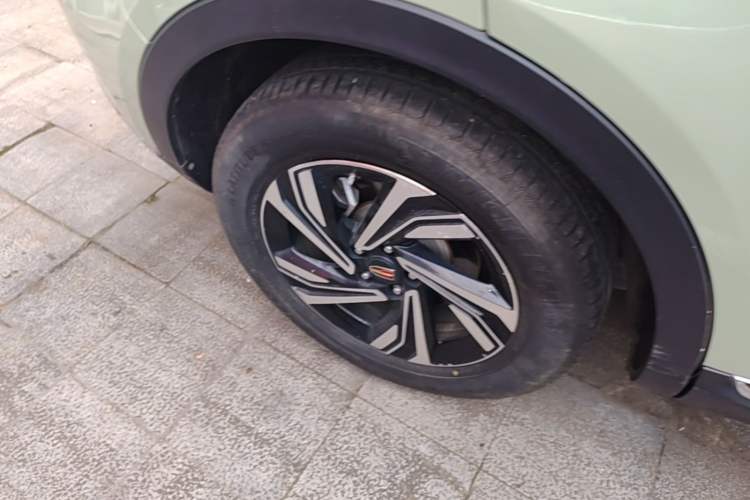 Used Hongqi HS5 2022 Revised Version 2.0T Smart Connect Flagship Edition Right Rear Wheel Hub