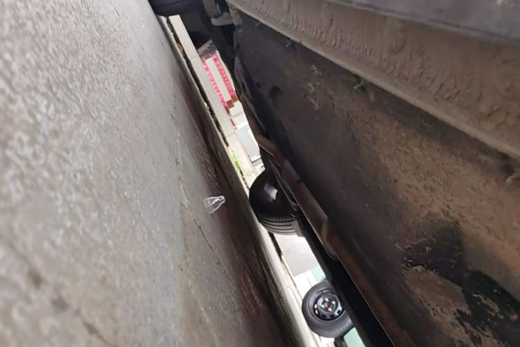 Used Hongqi HS5 2022 Revised Version 2.0T Smart Connect Flagship Edition Right Side Sill