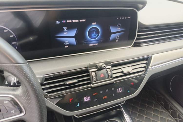 Used Hongqi HS5 2022 2.0T Smart Connect Flagship Edition Audio And AC Panel