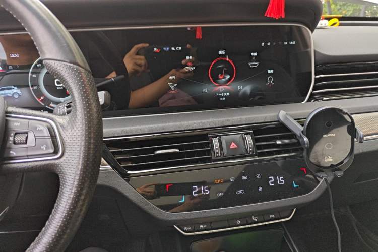 Used Hongqi HS5 2022 Facelifted Version 2.0T Smart Connect Flagship All-Wheel-Drive Edition Audio And AC Panel