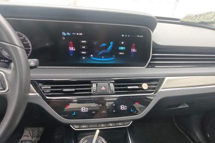 Used Hongqi HS5 2022 Revised Version 2.0T Smart Connect Flagship Edition Audio And AC Panel