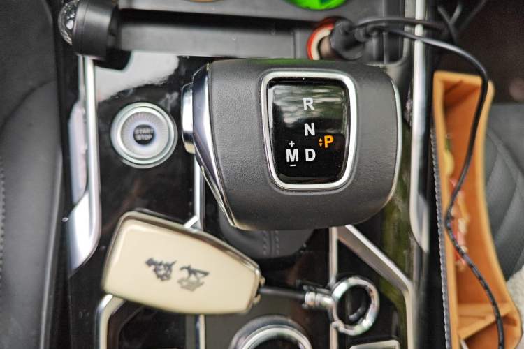 Used Hongqi HS5 2022 Facelifted Version 2.0T Smart Connect Flagship All-Wheel-Drive Edition Gear Lever