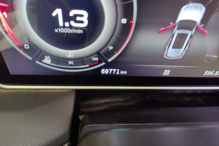 Used Hongqi HS5 2022 2.0T Smart Connect Flagship All-Wheel-Drive Version Odometer Close Up
