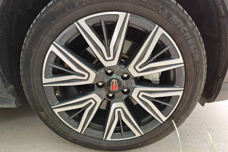 Used Hongqi HS5 2022 Facelifted Version 2.0T Smart Connect Flagship All-Wheel-Drive Edition Right Front Wheel Hub