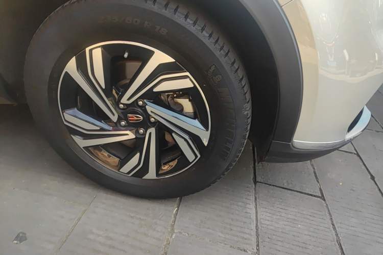Used Hongqi HS5 2022 Revised Version 2.0T Smart Connect Flagship Edition Right Front Wheel Hub