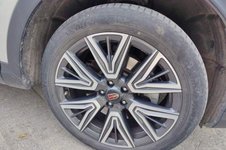 Used Hongqi HS5 2022 2.0T Smart Connect Flagship All-Wheel-Drive Version Right Front Wheel Hub