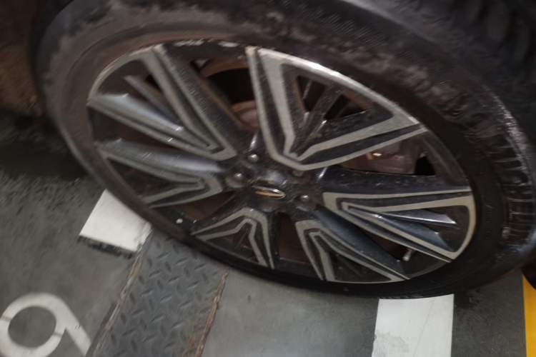 Used Hongqi HS5 2022 Facelifted Version 2.0T Smart Connect Flagship All-Wheel-Drive Edition Right Front Wheel Hub