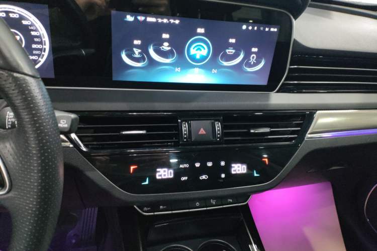 Used Hongqi HS5 2022 Facelifted Version 2.0T Smart Connect Flagship All-Wheel-Drive Edition Audio And AC Panel