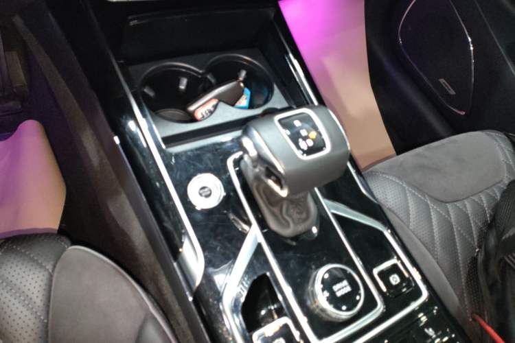 Used Hongqi HS5 2022 Facelifted Version 2.0T Smart Connect Flagship All-Wheel-Drive Edition Gear Lever