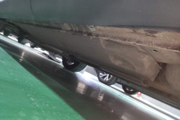 Used Hongqi HS5 2022 Facelifted Version 2.0T Smart Connect Flagship All-Wheel-Drive Edition Left Side Sill