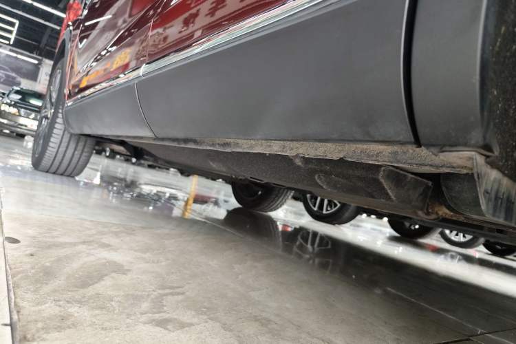 Used Hongqi HS5 2022 Facelifted Version 2.0T Smart Connect Flagship All-Wheel-Drive Edition Left Side Sill