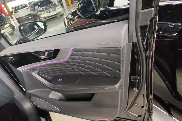 Used Hongqi HS5 2022 Facelifted Version 2.0T Smart Connect Flagship All-Wheel-Drive Edition Right Front Door Interior