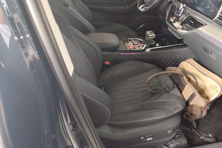 Used Hongqi HS5 2022 Facelifted Version 2.0T Smart Connect Flagship All-Wheel-Drive Edition Right Front Seat