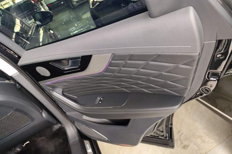 Used Hongqi HS5 2022 Facelifted Version 2.0T Smart Connect Flagship All-Wheel-Drive Edition Right Rear Door Interior