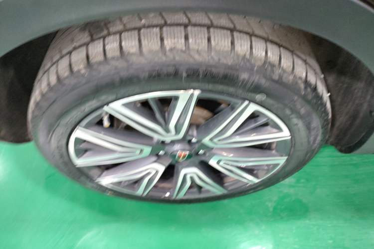 Used Hongqi HS5 2022 Facelifted Version 2.0T Smart Connect Flagship All-Wheel-Drive Edition Right Rear Wheel Hub