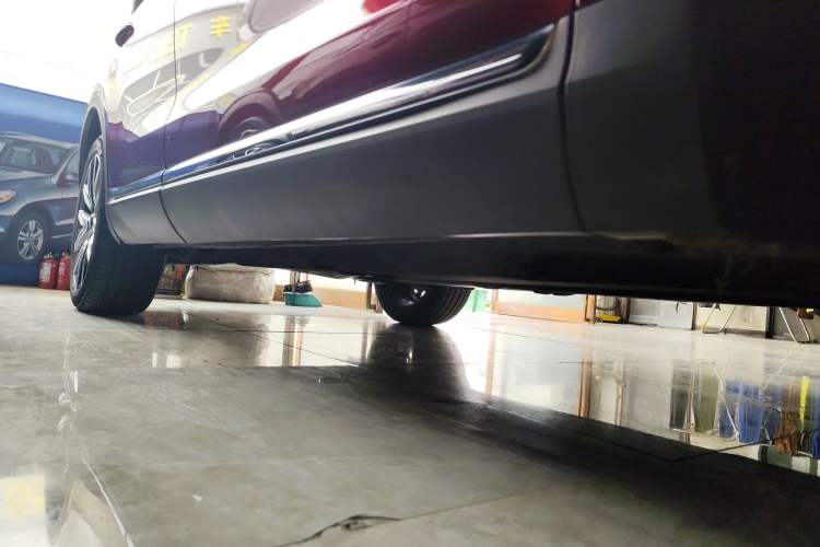 Used Hongqi HS5 2022 Facelifted Version 2.0T Smart Connect Flagship All-Wheel-Drive Edition Right Side Sill