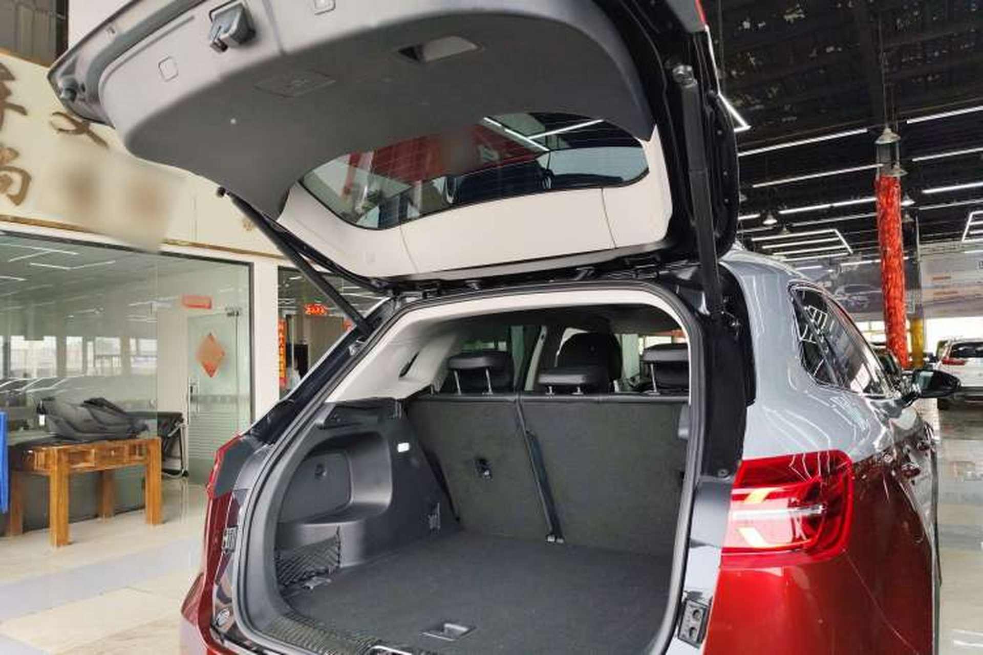 Used Hongqi HS5 2022 Facelifted Version 2.0T Smart Connect Flagship All-Wheel-Drive Edition Trunk