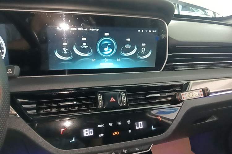 Used Hongqi HS5 2022 Facelifted Version 2.0T Smart Connect Flagship All-Wheel-Drive Edition Audio And AC Panel