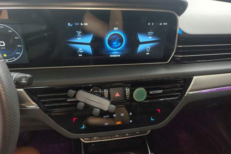 Used Hongqi HS5 2022 Revised Version 2.0T Smart Connect Flagship Edition Audio And AC Panel
