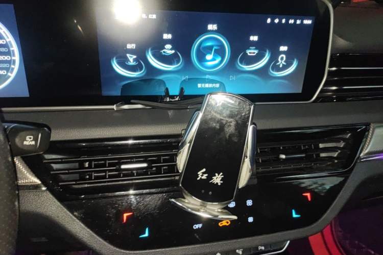 Used Hongqi HS5 2022 2.0T Smart Connect Flagship Edition Audio And AC Panel