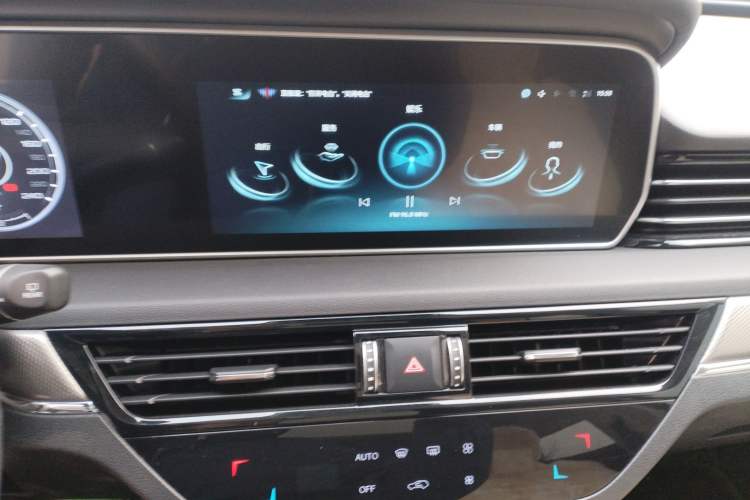Used Hongqi HS5 2022 Revised Version 2.0T Smart Connect Flagship Edition Audio And AC Panel