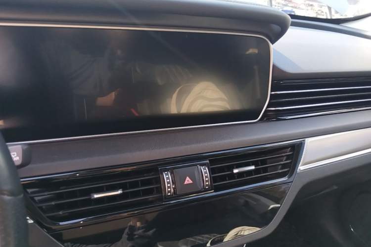 Used Hongqi HS5 2022 Facelifted Version 2.0T Smart Connect Flagship All-Wheel-Drive Edition Audio And AC Panel