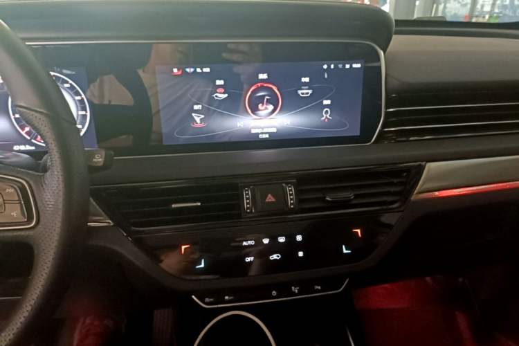 Used Hongqi HS5 2022 Facelifted Version 2.0T Smart Connect Flagship All-Wheel-Drive Edition Audio And AC Panel