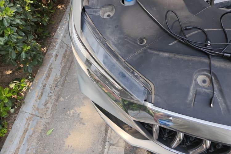 Used Hongqi HS5 2022 Facelifted Version 2.0T Smart Connect Flagship All-Wheel-Drive Edition Engine Bay Right