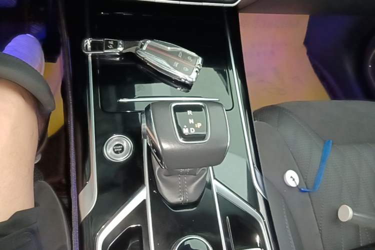Used Hongqi HS5 2022 Facelifted Version 2.0T Smart Connect Flagship All-Wheel-Drive Edition Gear Lever