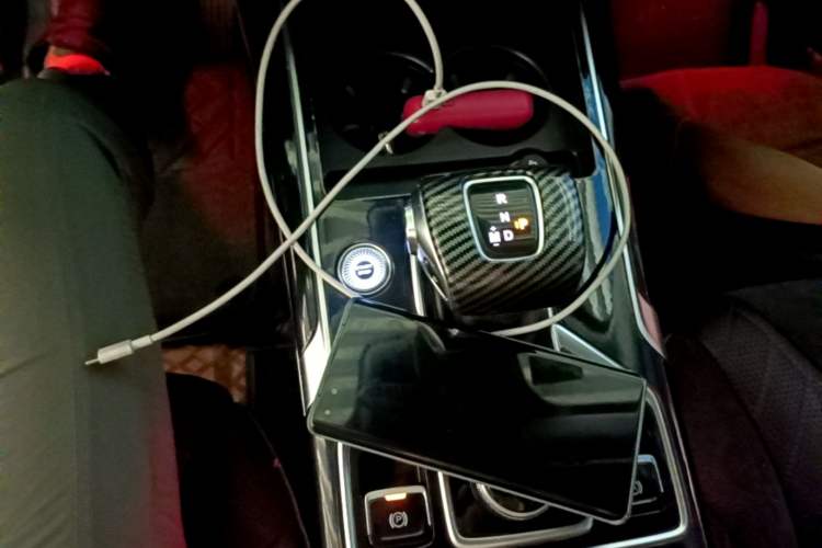 Used Hongqi HS5 2022 Facelifted Version 2.0T Smart Connect Flagship All-Wheel-Drive Edition Gear Lever