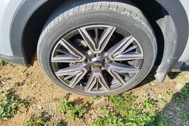 Used Hongqi HS5 2022 Facelifted Version 2.0T Smart Connect Flagship All-Wheel-Drive Edition Left Front Wheel Hub