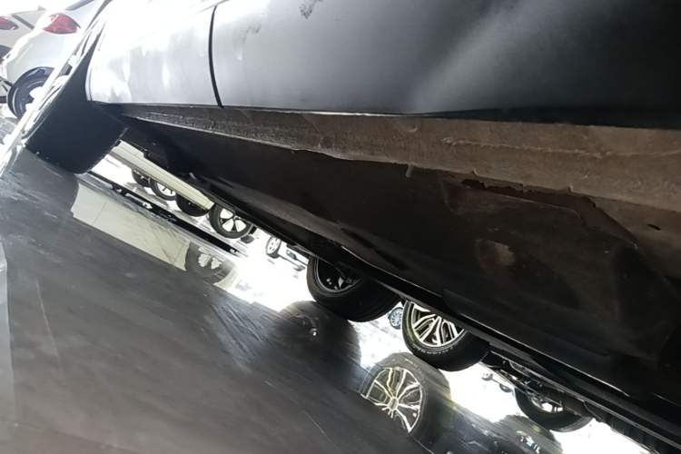 Used Hongqi HS5 2022 Facelifted Version 2.0T Smart Connect Flagship All-Wheel-Drive Edition Left Side Sill