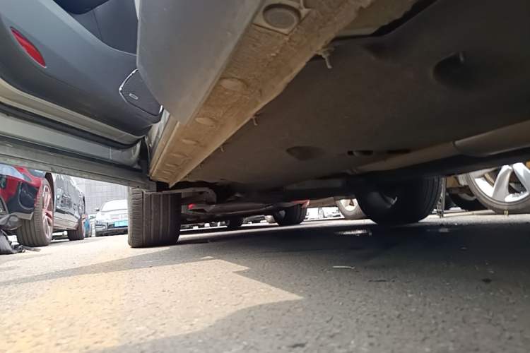 Used Hongqi HS5 2022 Facelifted Version 2.0T Smart Connect Flagship All-Wheel-Drive Edition Left Side Sill