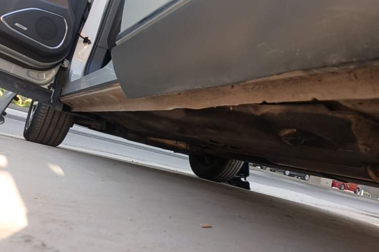 Used Hongqi HS5 2022 Revised Version 2.0T Smart Connect Flagship Edition Left Side Sill