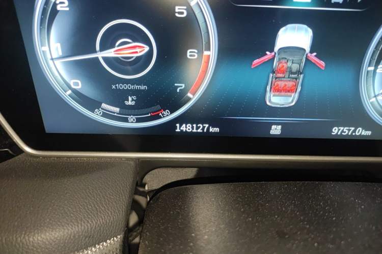 Used Hongqi HS5 2022 2.0T Smart Connect Flagship Edition Odometer Close Up