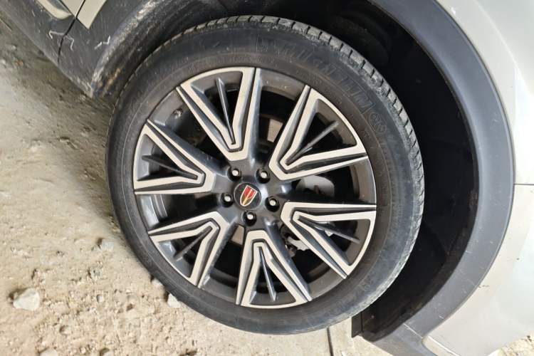 Used Hongqi HS5 2022 Facelifted Version 2.0T Smart Connect Flagship All-Wheel-Drive Edition Right Front Wheel Hub