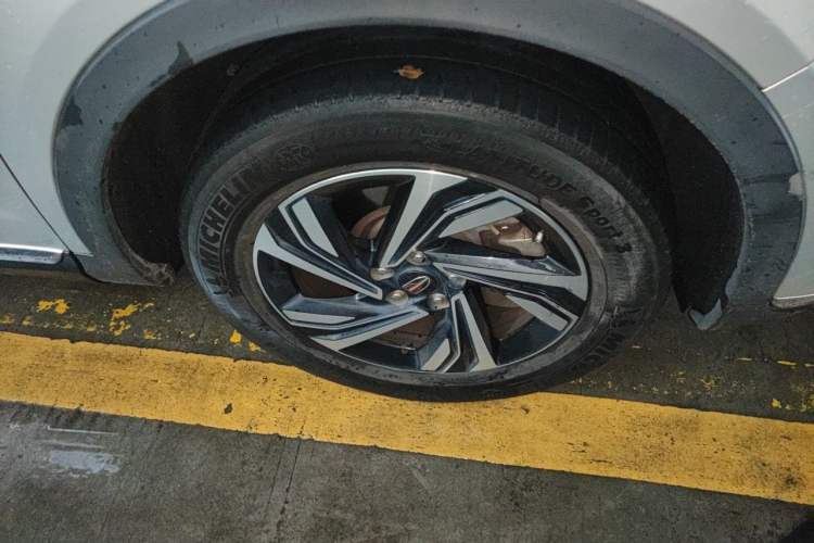 Used Hongqi HS5 2022 2.0T Smart Connect Flagship Edition Right Front Wheel Hub