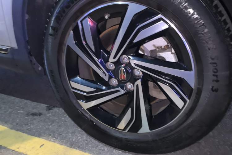 Used Hongqi HS5 2022 2.0T Smart Connect Flagship Edition Right Front Wheel Hub
